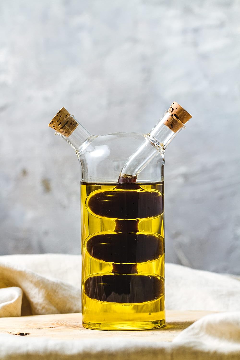 Detalle 2 de KitchenCraft World of Flavours 2-in-1 Glass Oil and Vinegar Dispenser, 100 ml + 300 ml