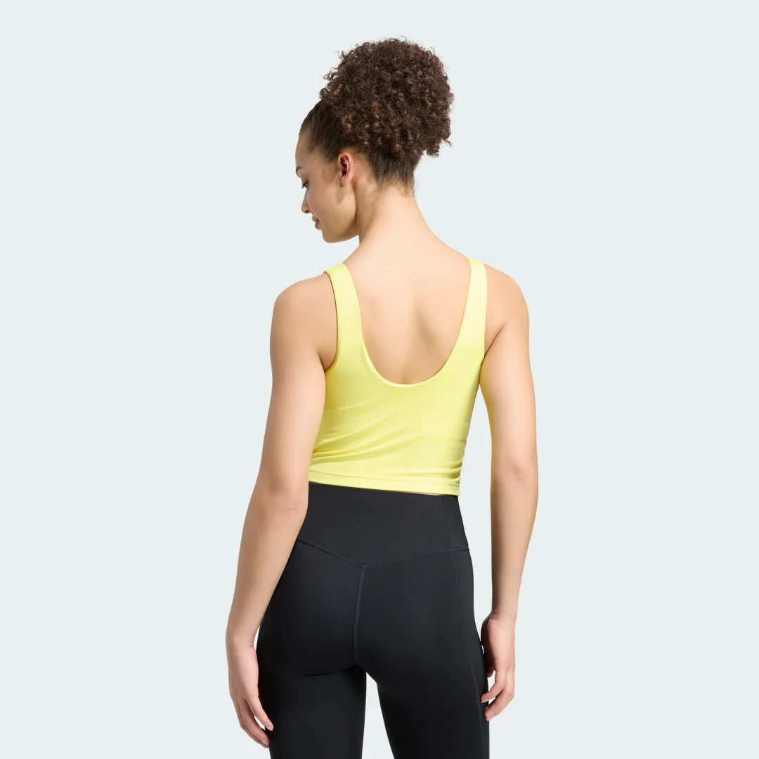 Detalle 2 de Adidas Camiseta con sujetador para poco impacto 3 Stripes Studio All Me – Amarillo