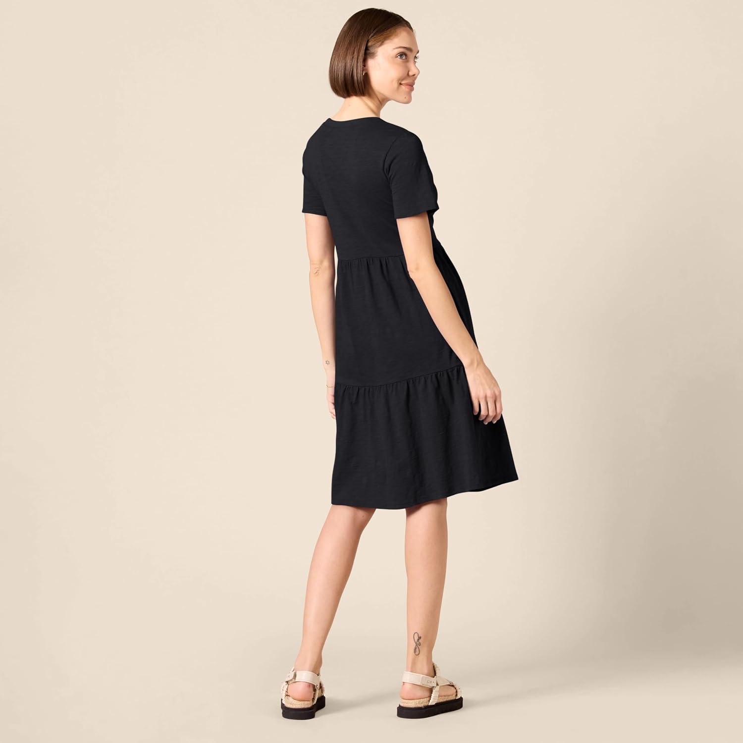 Thumbnail 2 de Amazon Essentials Damen Kurzärmliges, gestuftes Kleid mit Rundhalsausschnitt – Alltagskomfort aus 100% Baumwolle