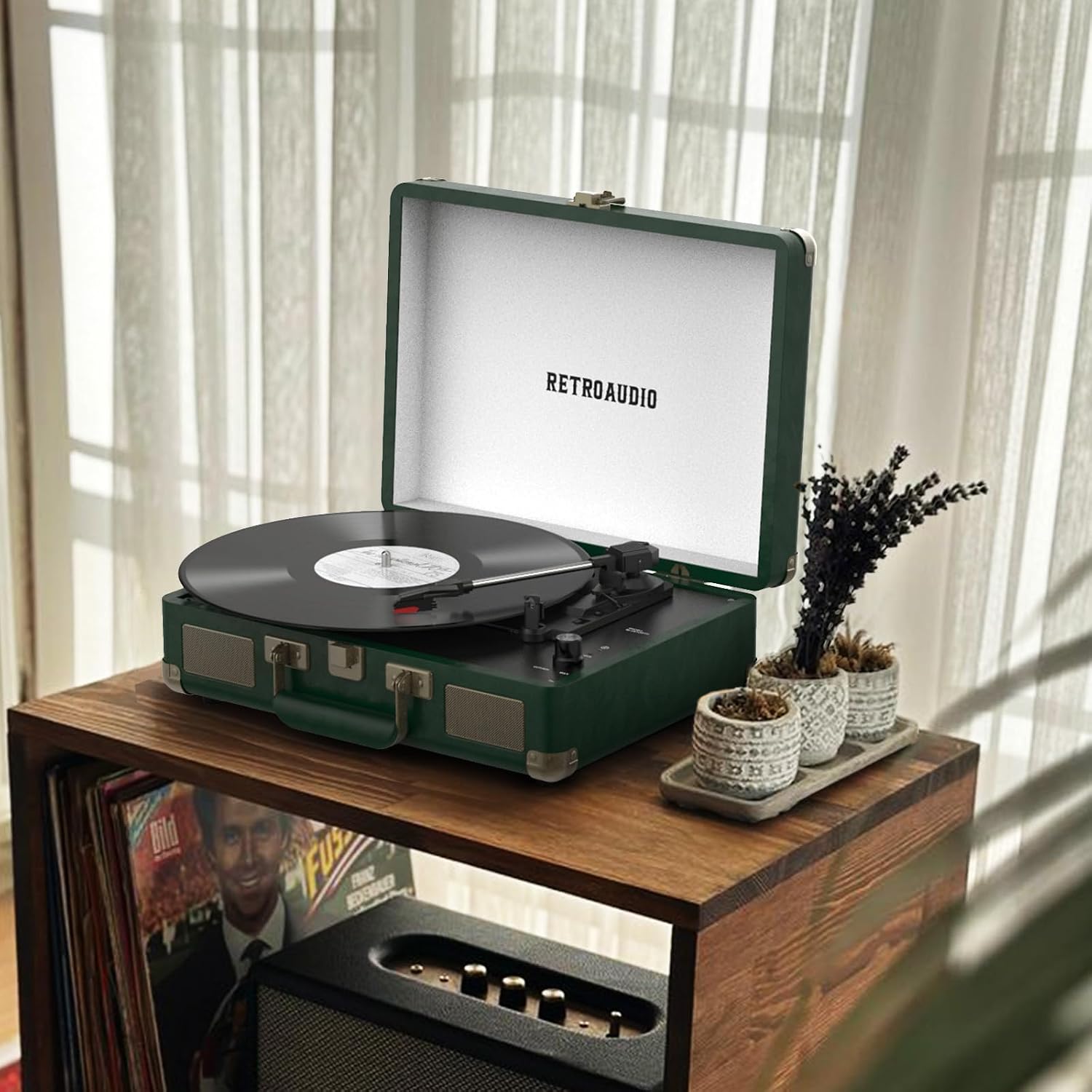 Detalle de RetroAudio 3-Speed Belt-Driven Suitcase Record Player with Bluetooth