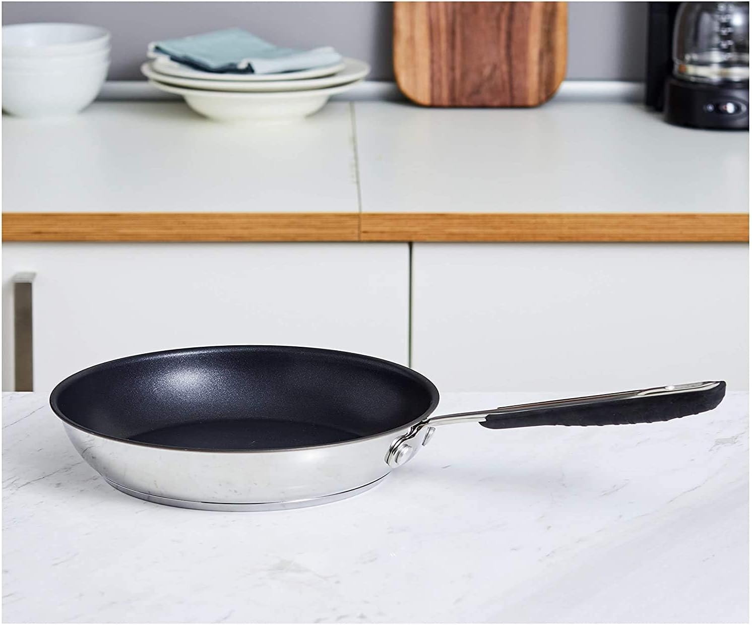 Thumbnail 4 de Amazon Basics Ceramic Non-Stick Stainless Steel Induction Frying Pan, 21.3 cm, with Soft Touch Handle