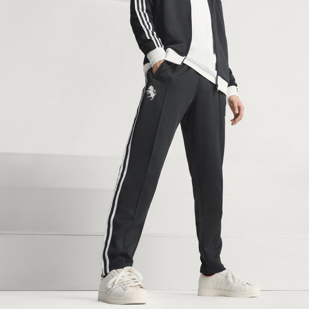 Detalle de Pantalón Juventus FC Originals de Adidas: estilo y comodidad para fans y entrenamiento