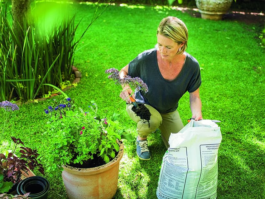 Detalle 2 de Fiskars Pala plantadora premium 28 cm 🌱