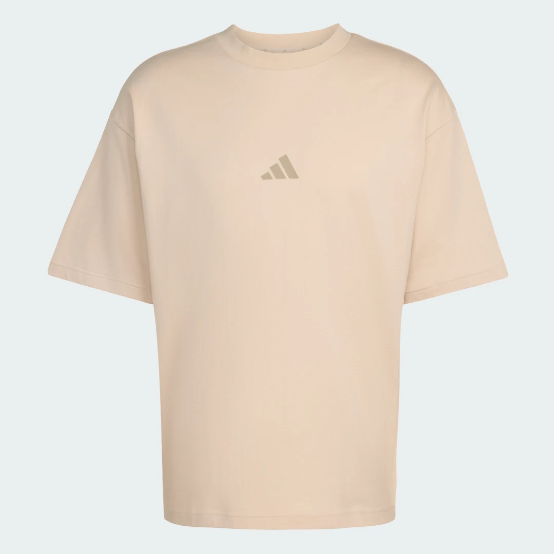 Detalle de Adidas Future Icons Small Logo, camiseta beige con logotipo pequeño