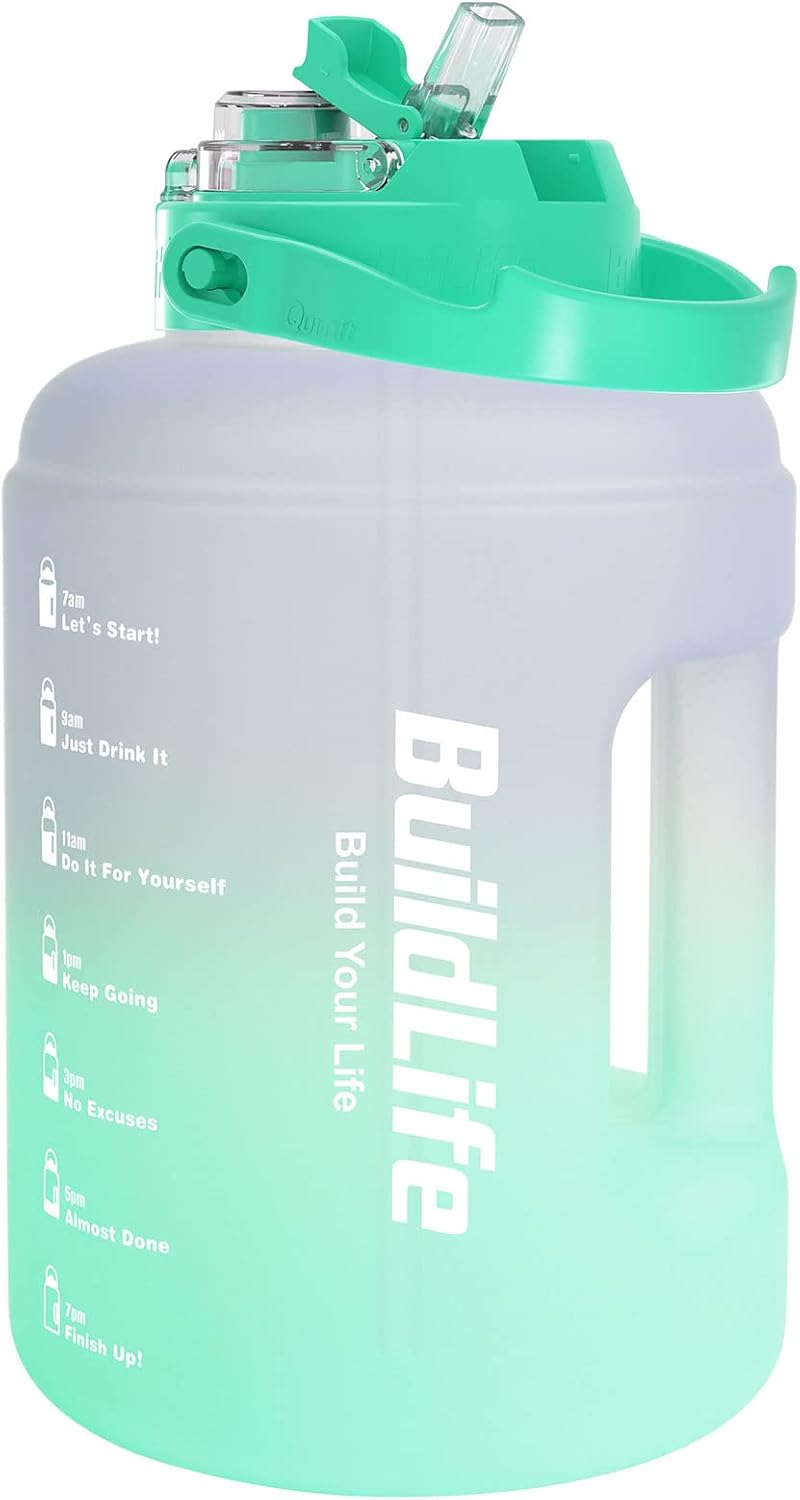 Detalle de BuildLife 2-in-1 Straw & Flip Cap 2.5 L Water Bottle with Time Markings (Purple/Green) – BPA Free, Wide Mouth