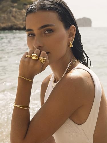 Detalle de SINGULARU - Brazalete Cruzado: Pulsera rígida en acero con baño de oro 18kt, doble hilo cruzado