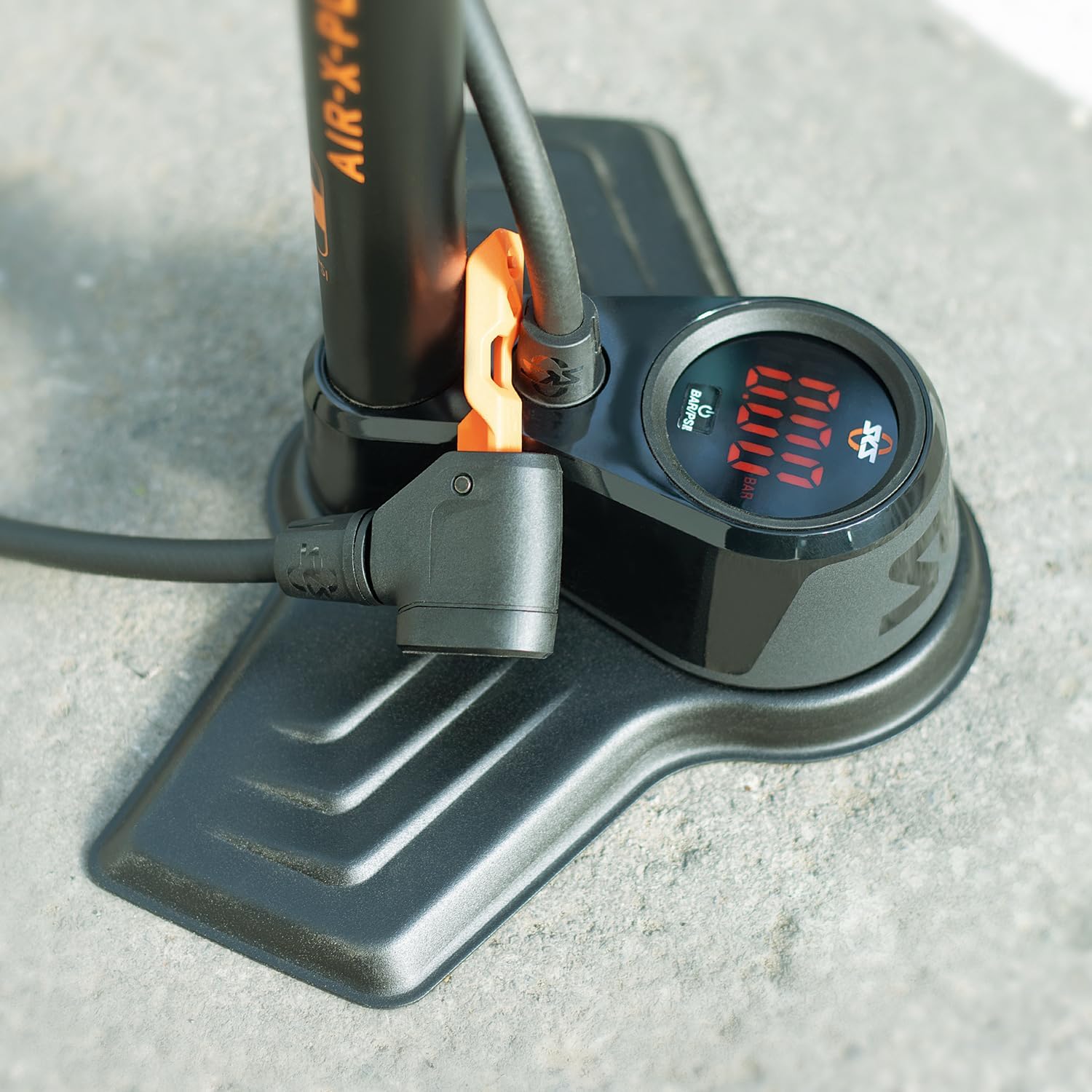 Detalle de SKS Germany AIR-X-PLORER DIGI 10.0: pompa ad aria per bici con manometro LED e testa MV EASY