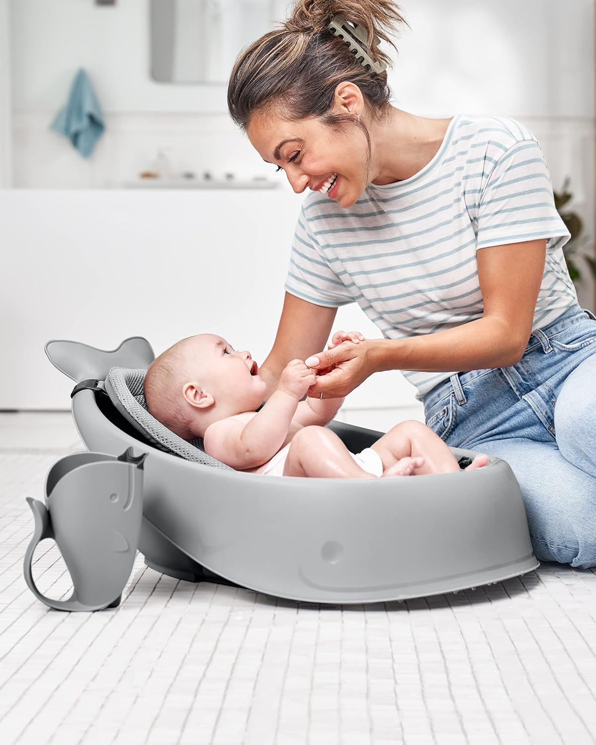 Detalle de SKIP HOP BCSH235052 くじら型ベビー用リンサー グレー、額に当てる柔らかいゴム製パーツ付き