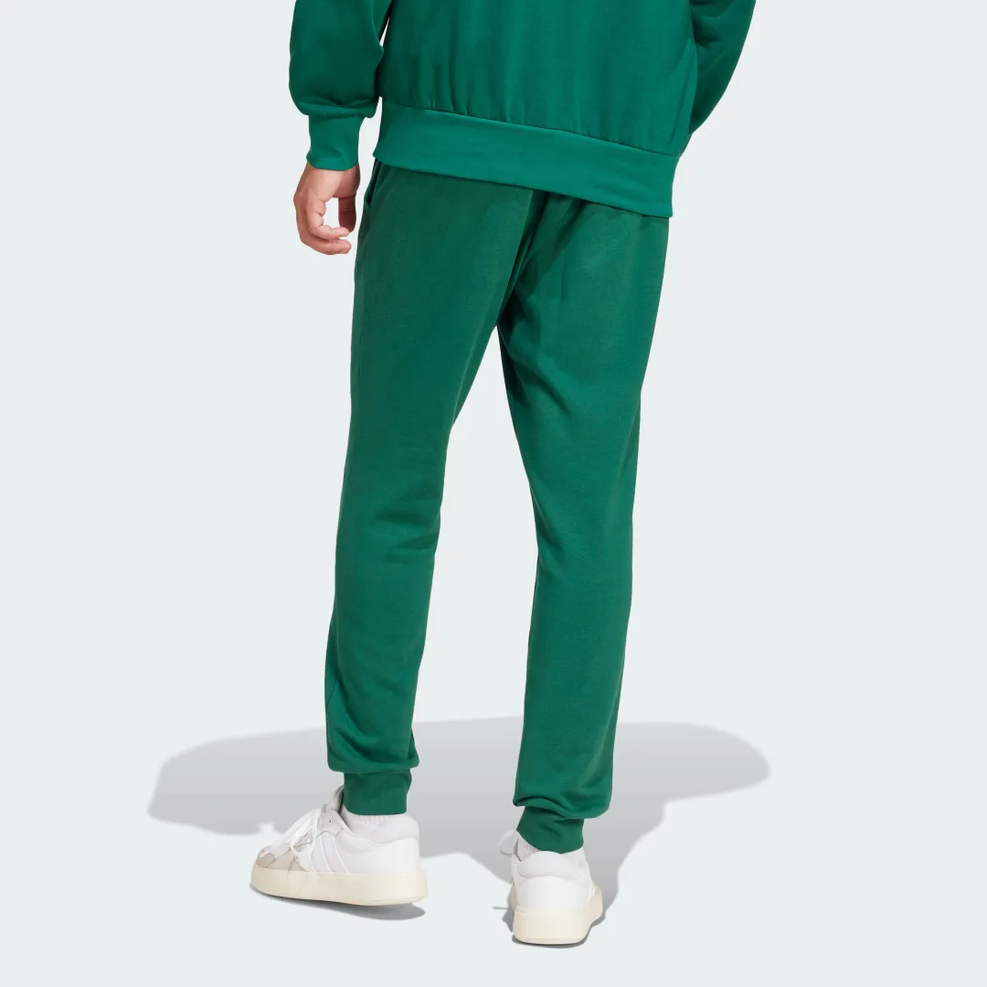 Detalle de Pantalón Essentials Feel Cozy French Terry de Adidas – comodidad en verde