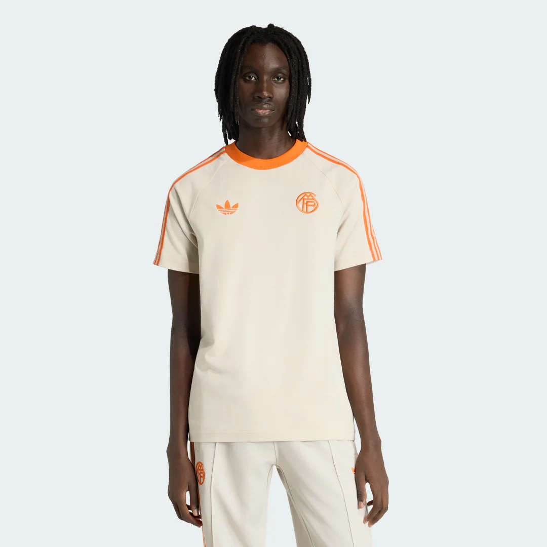 Detalle de Camiseta FC Bayern Originals de Adidas – beige