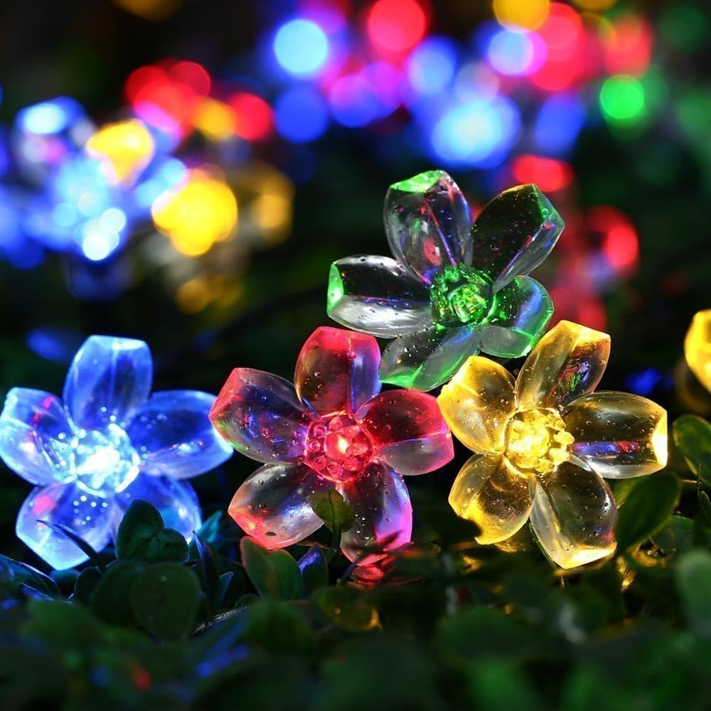 Detalle de Qedertek Solar-Lichterkette außen 7 m mit 50 bunten Blüten-LEDs (IP65, 8 Modi, 800 mAh)