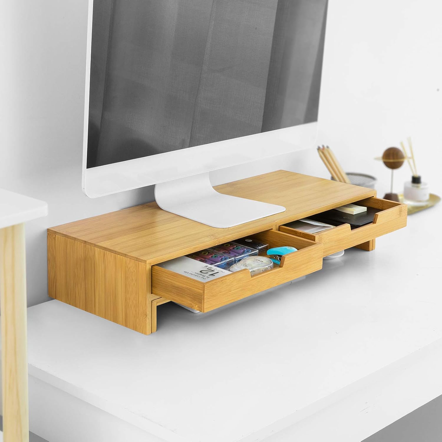 Thumbnail 2 de SoBuy supporto monitor da scrivania BBF04-N in legno massello di bambù per 2 monitor con angoli girevoli e 2 cassetti