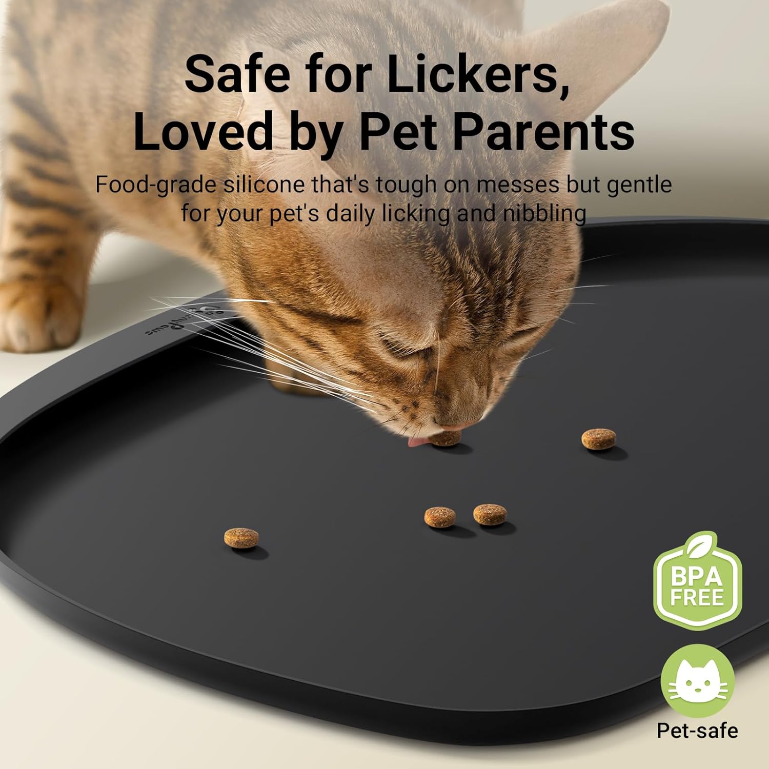 Detalle 2 de DownyPaws Cat Feeding Mat for Floors – Waterproof, BPA-Free Silicone with Raised Edge (45×32 cm)