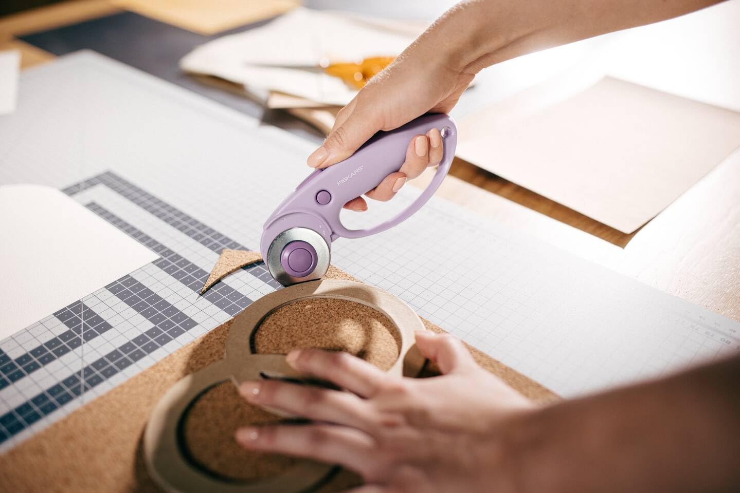 Detalle de Fiskars Cutter Rotatif 45 mm – Ultra Lilas (1066464)