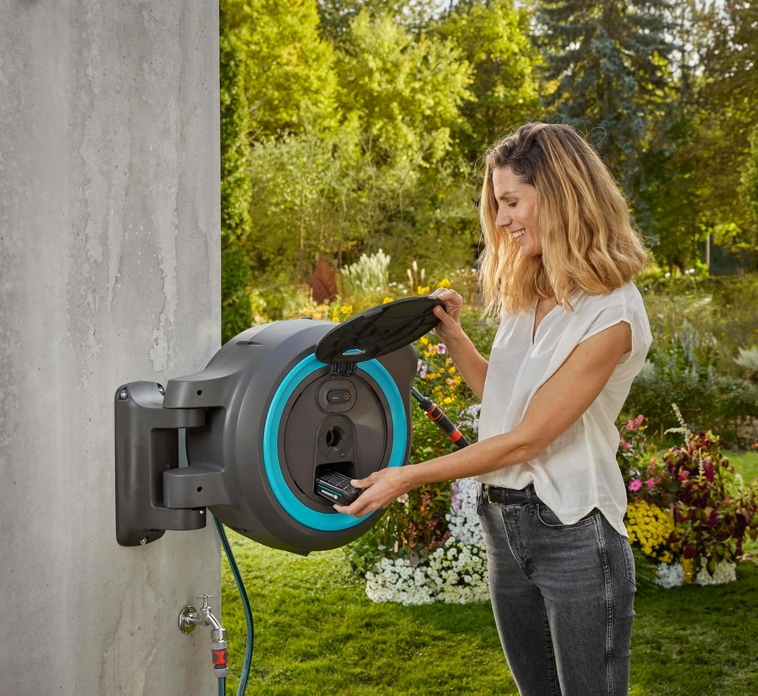 Detalle de Gardena Dévidoir mural PowerRoll XL solo – enroulement automatique sur batterie avec 40 m de tuyau