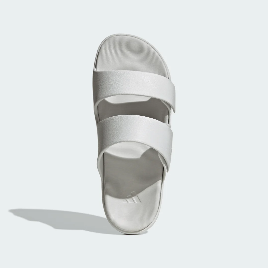 Detalle de Sandalias ZNSORY de Adidas: comodidad básica para el día a día