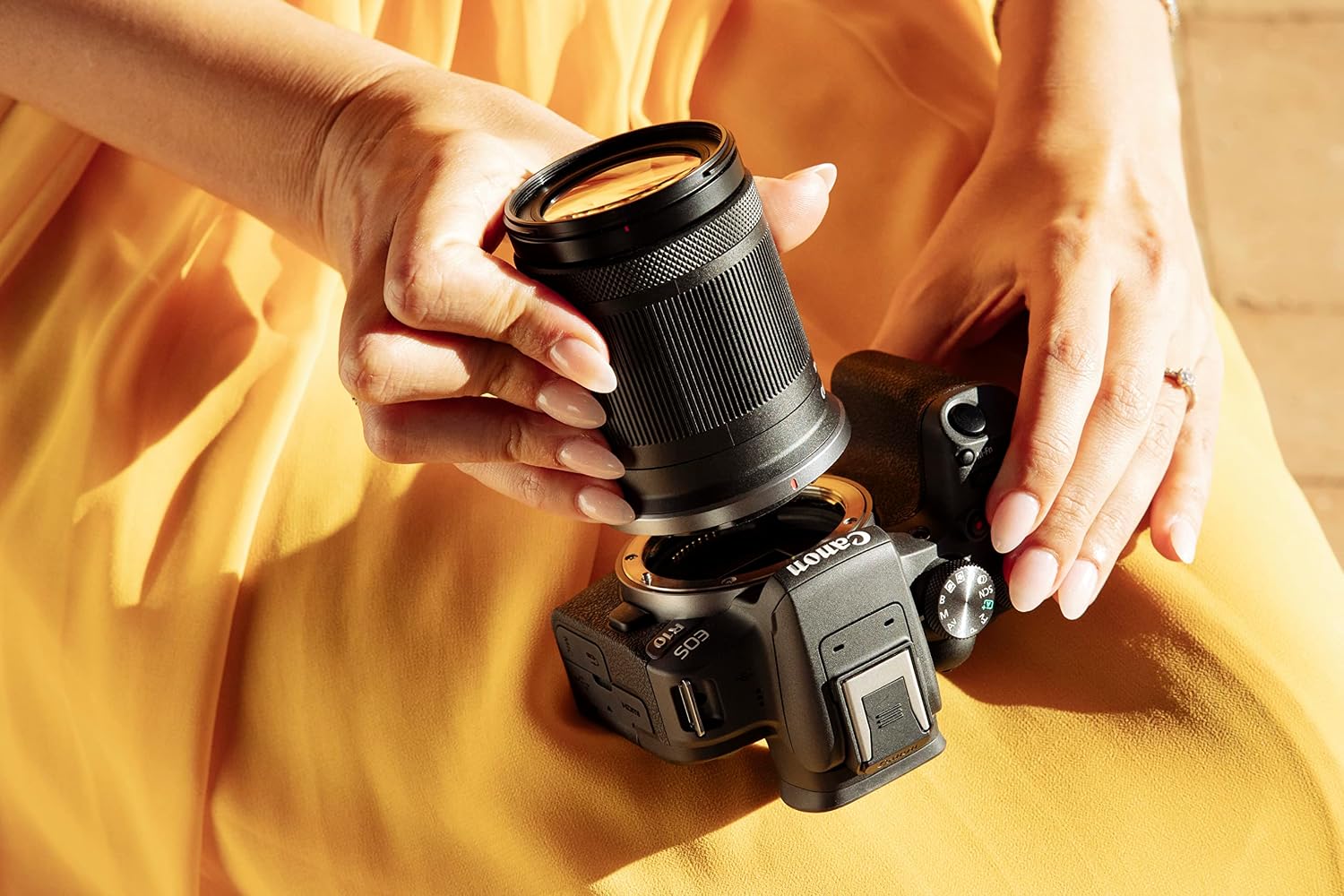 Thumbnail 4 de Canon EOS R10 24.2MP compact mirrorless camera