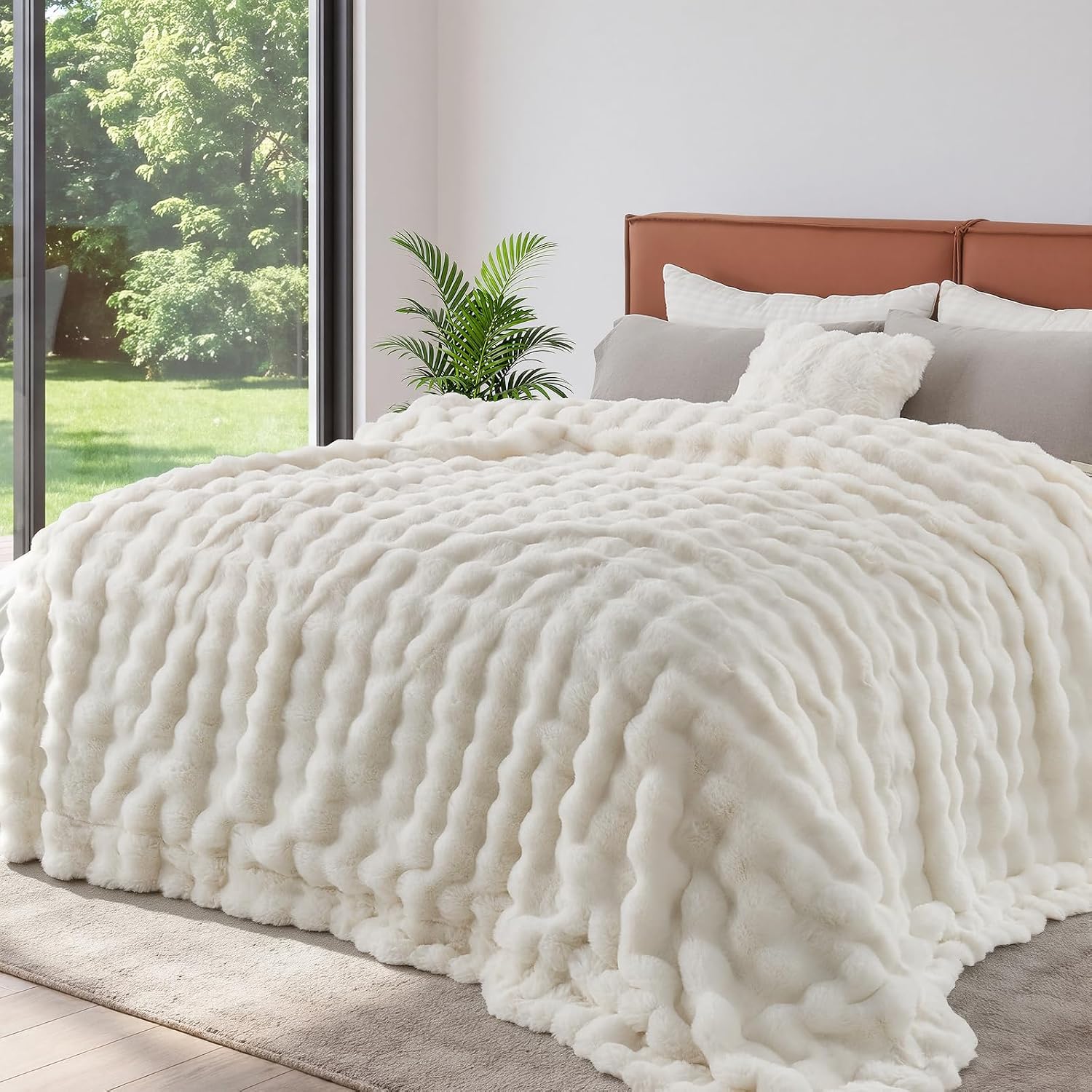Detalle de Lotus Karen King Size Faux Fur Blanket, Cream White Bubble Texture, 108 x 90 in