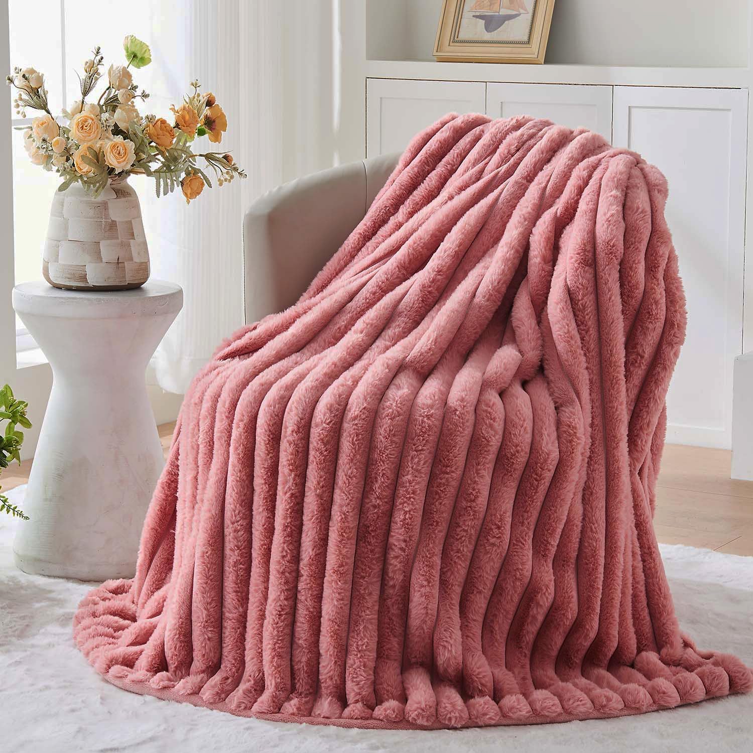 Detalle 2 de Lotus Karen King-Size Faux Rabbit Fur Blanket, Pink Stripe, Reversible Texture