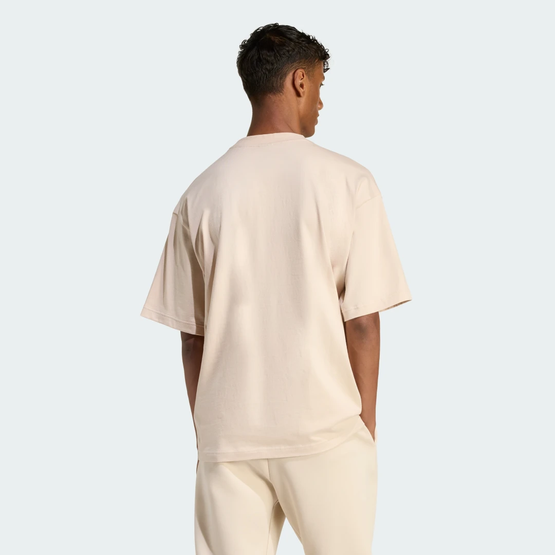 Detalle de Adidas Future Icons Small Logo, camiseta beige con logotipo pequeño