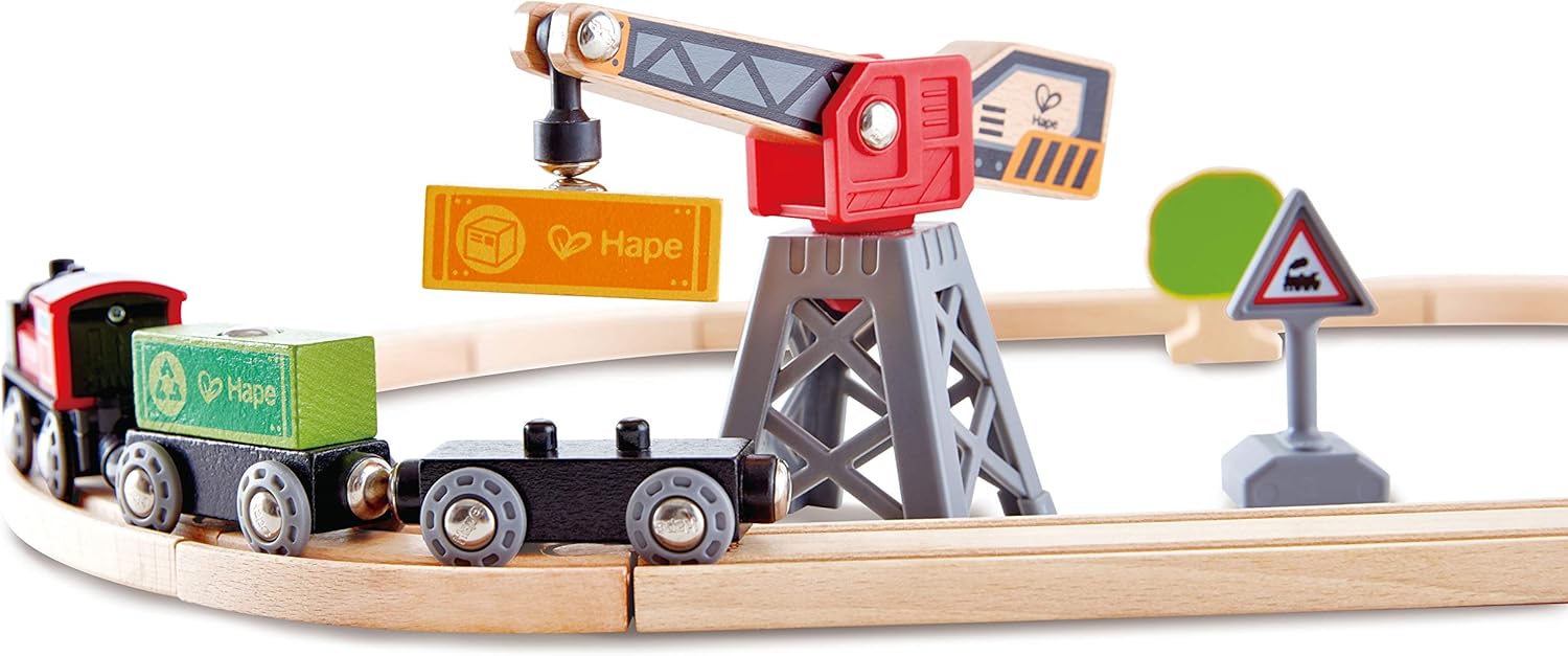 Detalle 2 de Hape Eisenbahnwelt Frachtlieferung-Eisenbahn – Holzeisenbahn-Set mit Lok, Wagons und Zubehör, 19 Teile