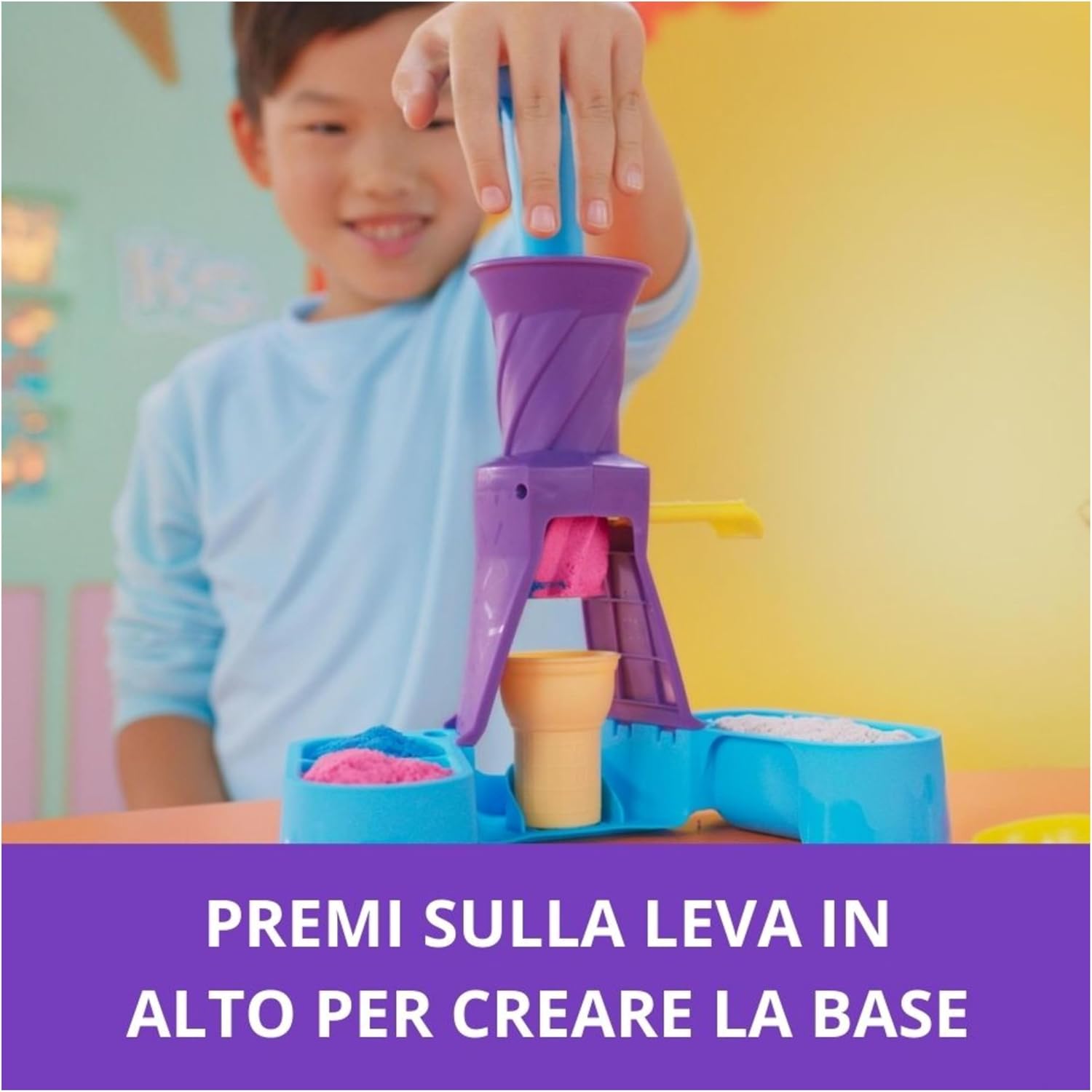 Detalle de Kinetic Sand Gelateria Colorata 396 g con sabbia blu, rosa e bianca, 2 coni e strumenti decorazione (3+ anni)