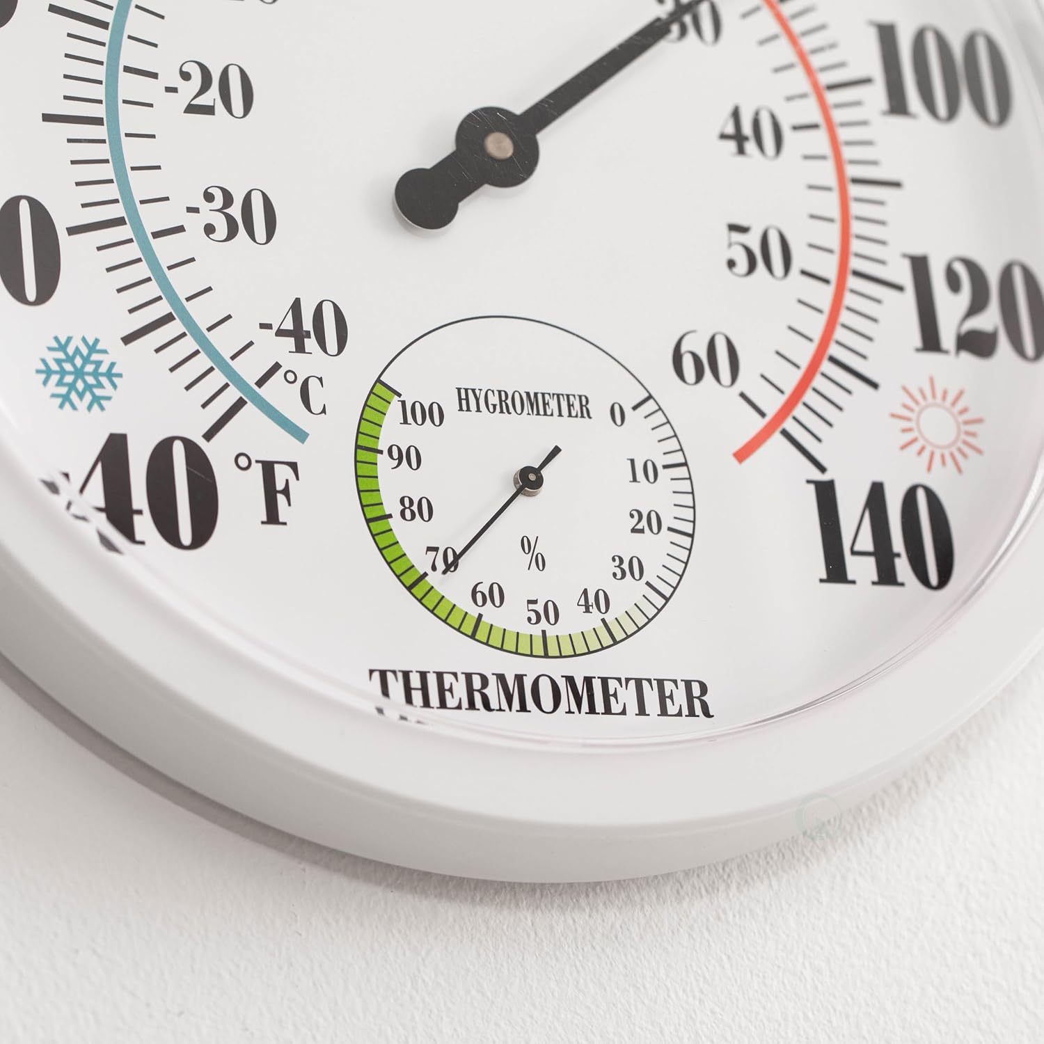 Detalle 2 de Clockswise Wall Thermometer and Hygrometer, 10-Inch