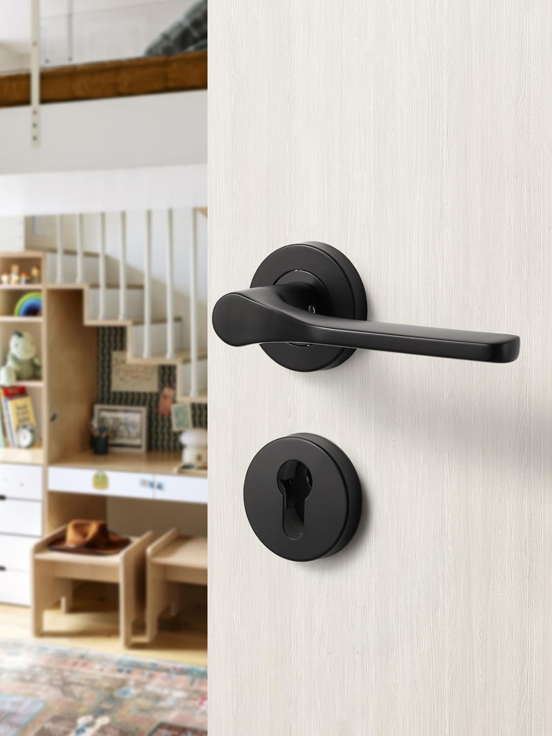 Detalle de Poignée de porte SORWDUERM noire mate en acier inoxydable, en forme de L avec rosace ronde