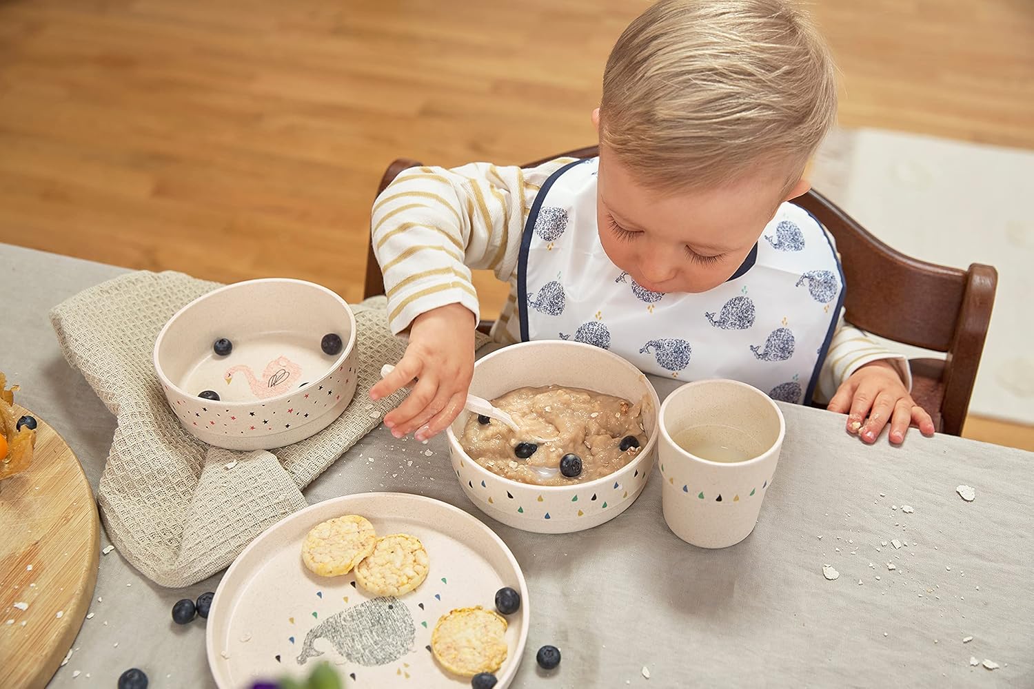 Detalle 2 de LÄSSIG Kindergeschirr Set Little Water Whale – Teller, Becher, Schälchen und Löffel, BPA-frei