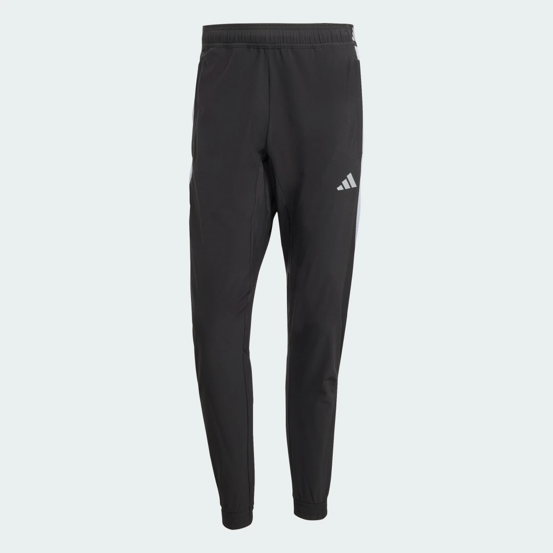 Detalle de Pantalón Tech Apparel de Adidas: negro, cómodo y versátil para el día a día
