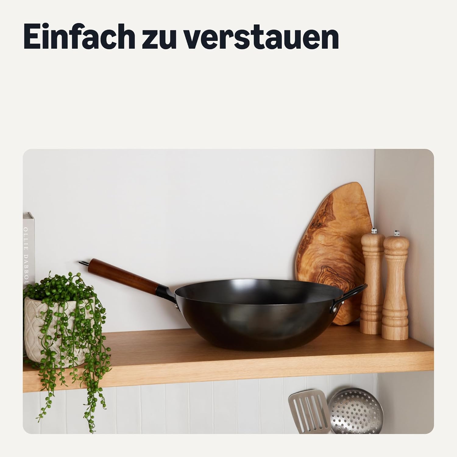 Detalle de Amazon Basics Eingebrannter Wok aus Kohlenstoffstahl mit Akazienholzgriff, 32 cm – für alle Herdarten
