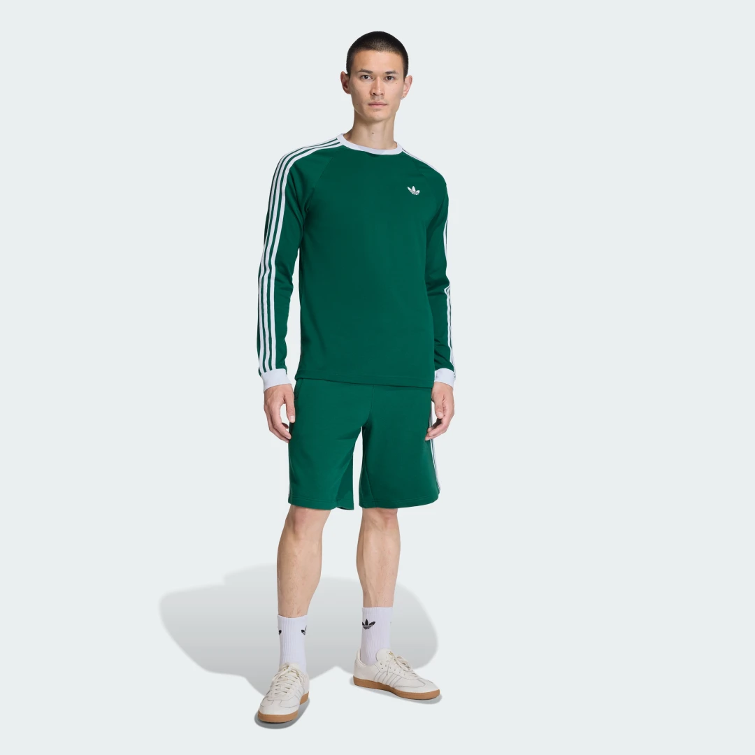 Detalle de Camiseta Manga Larga 3 Stripes de Adidas en verde: estilo cómodo y versátil