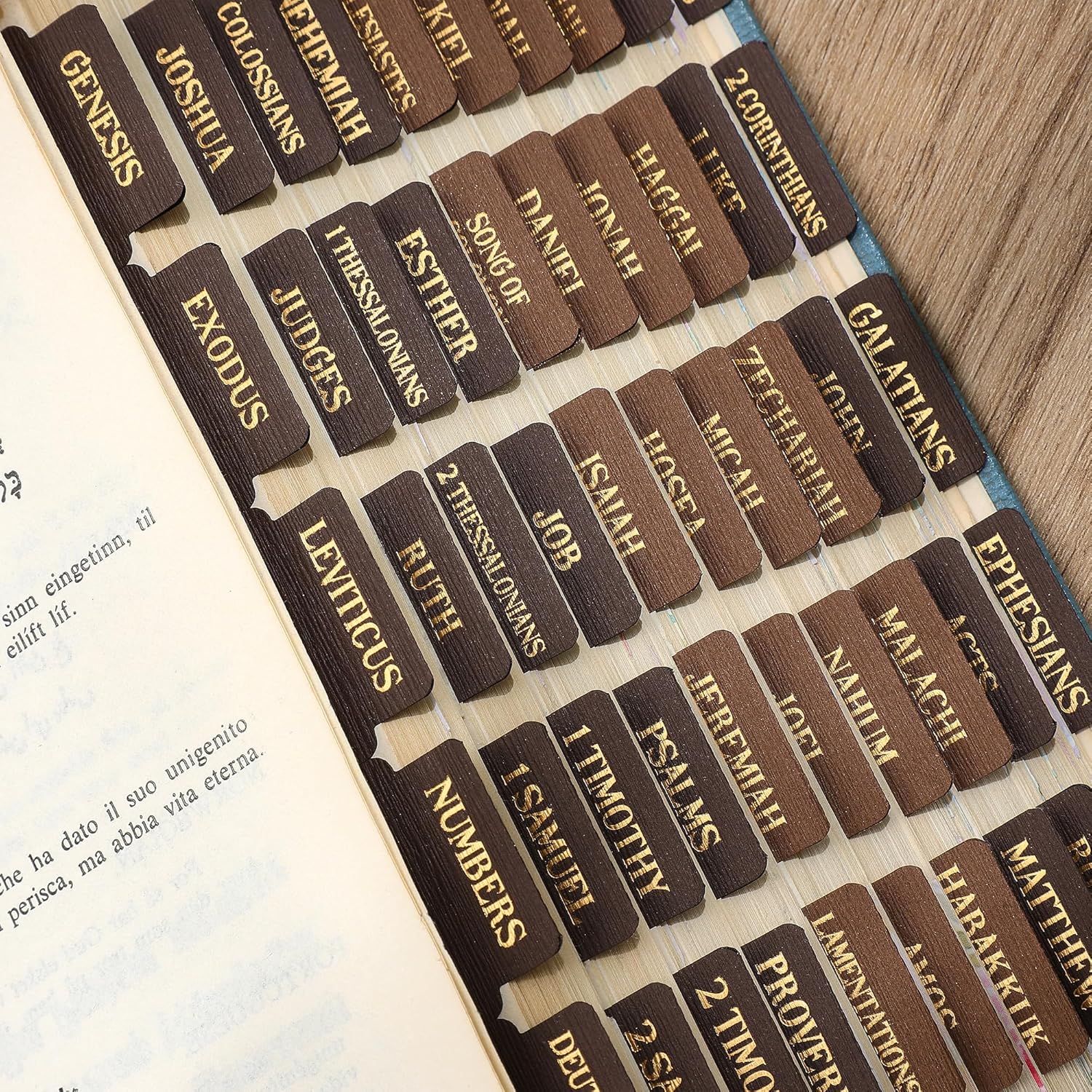 Detalle de VYRANA LLTZZSYT Bible Tabs, 80-Piece Chestnut Woodgrain Set with Gold Foil