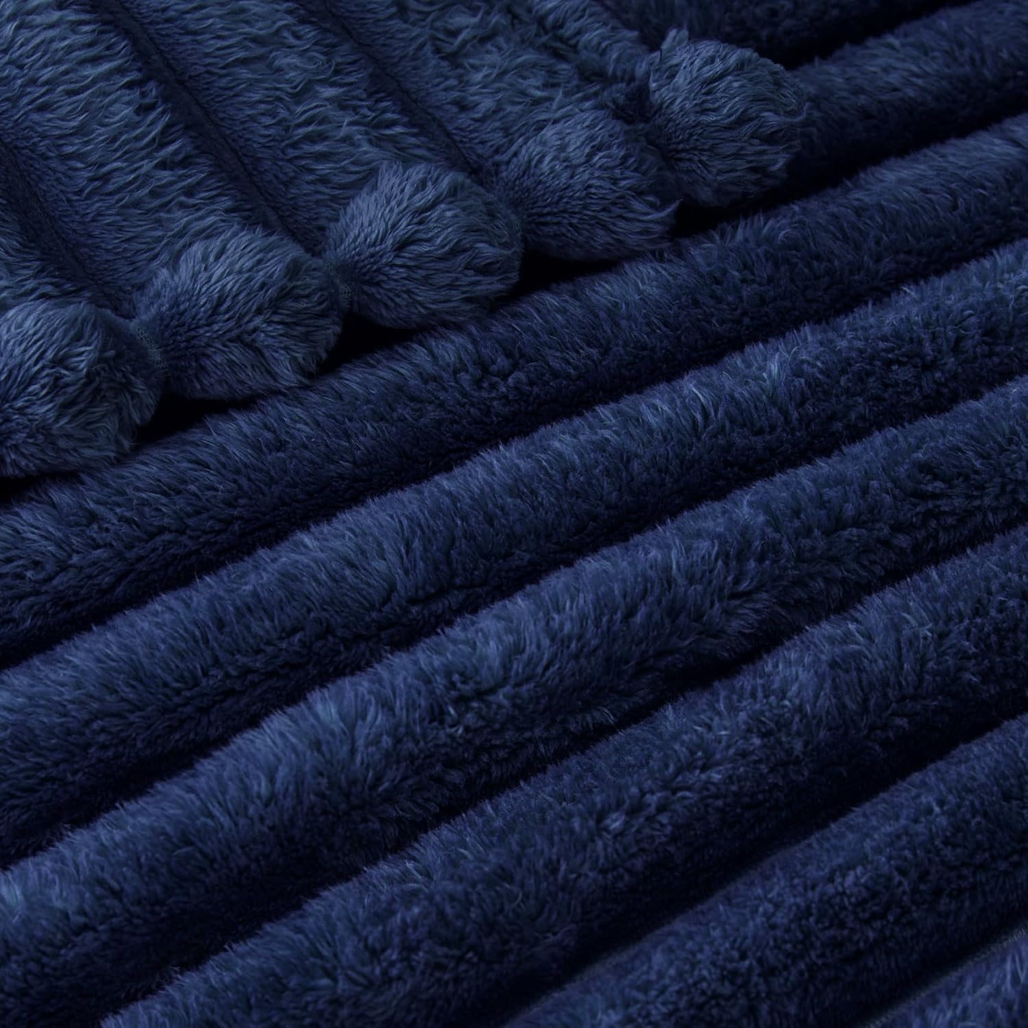 Thumbnail 3 de Exclusivo Couverture Polaire Rayée 130x150 cm Bleu Marine — Plaid Canapé douillet et polyvalent