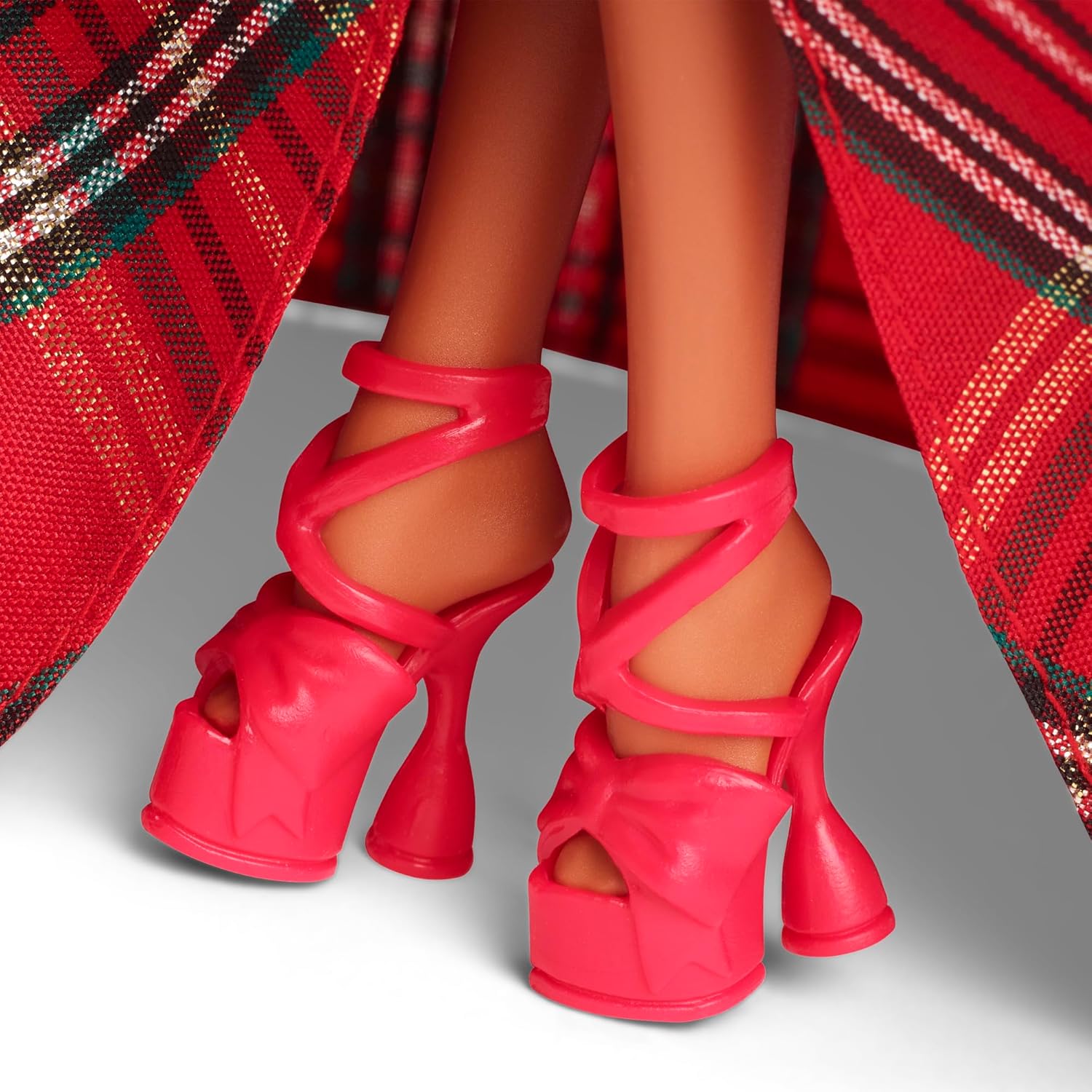 Detalle 2 de Barbie Signature HRM67 – Abito quadri con fiocco rosso e confezione da esposizione