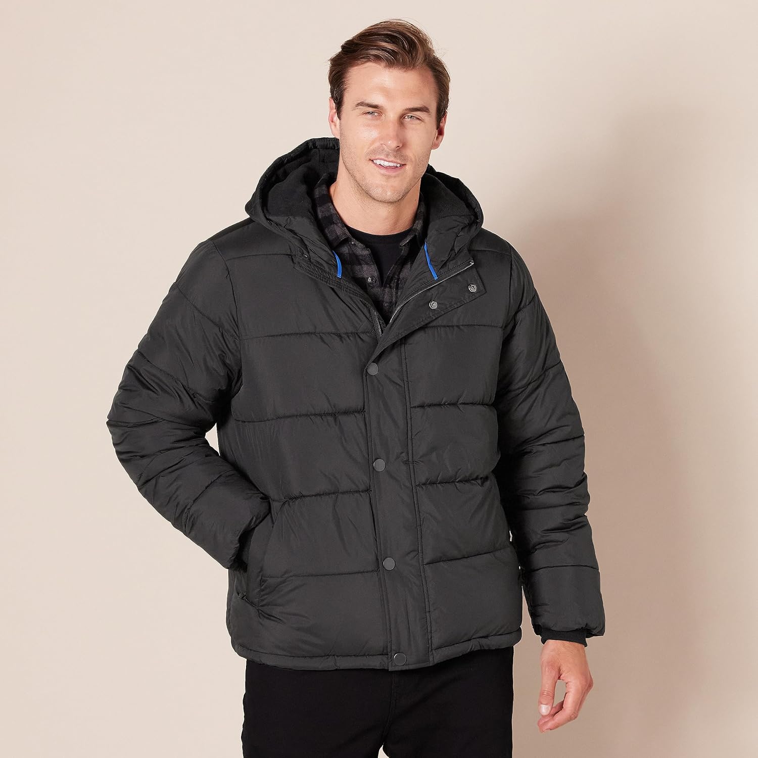 Thumbnail 4 de Amazon Essentials Men’s Winter Heavyweight Hooded Puffer Coat