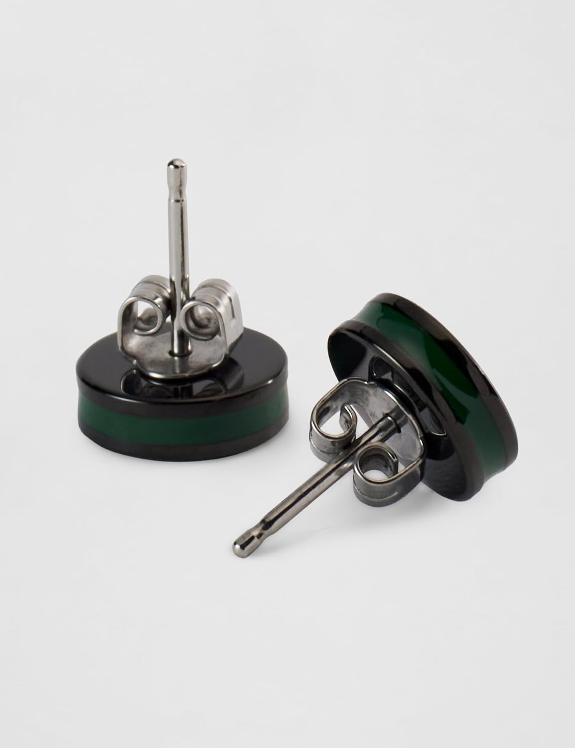 Detalle de Lacoste Baseline Ohrstecker für Herren – Edelstahl mit schwarzer IP-Beschichtung