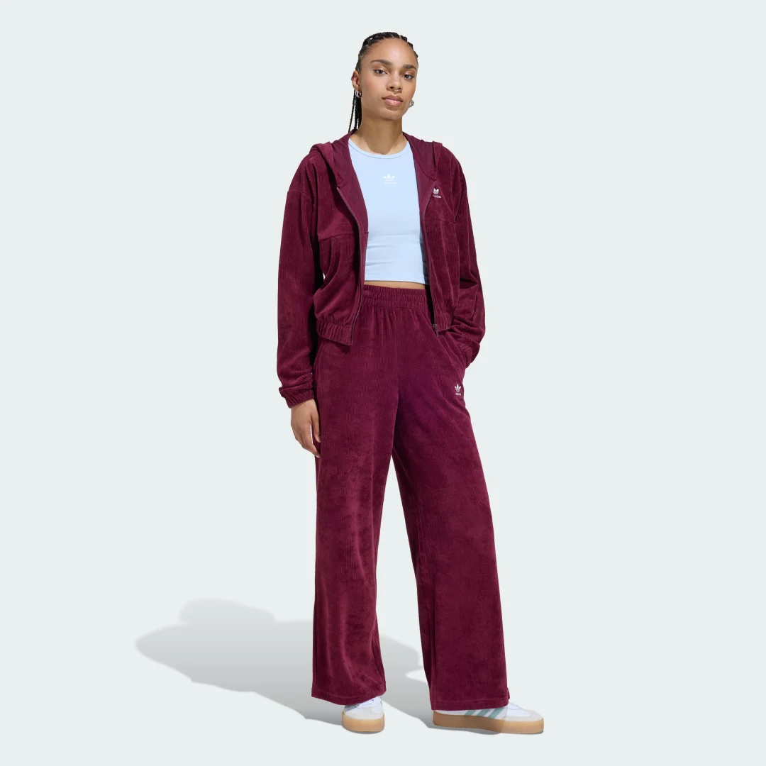 Detalle de Pantalón de chenilla Essentials de Adidas – comodidad versátil en Burgundy