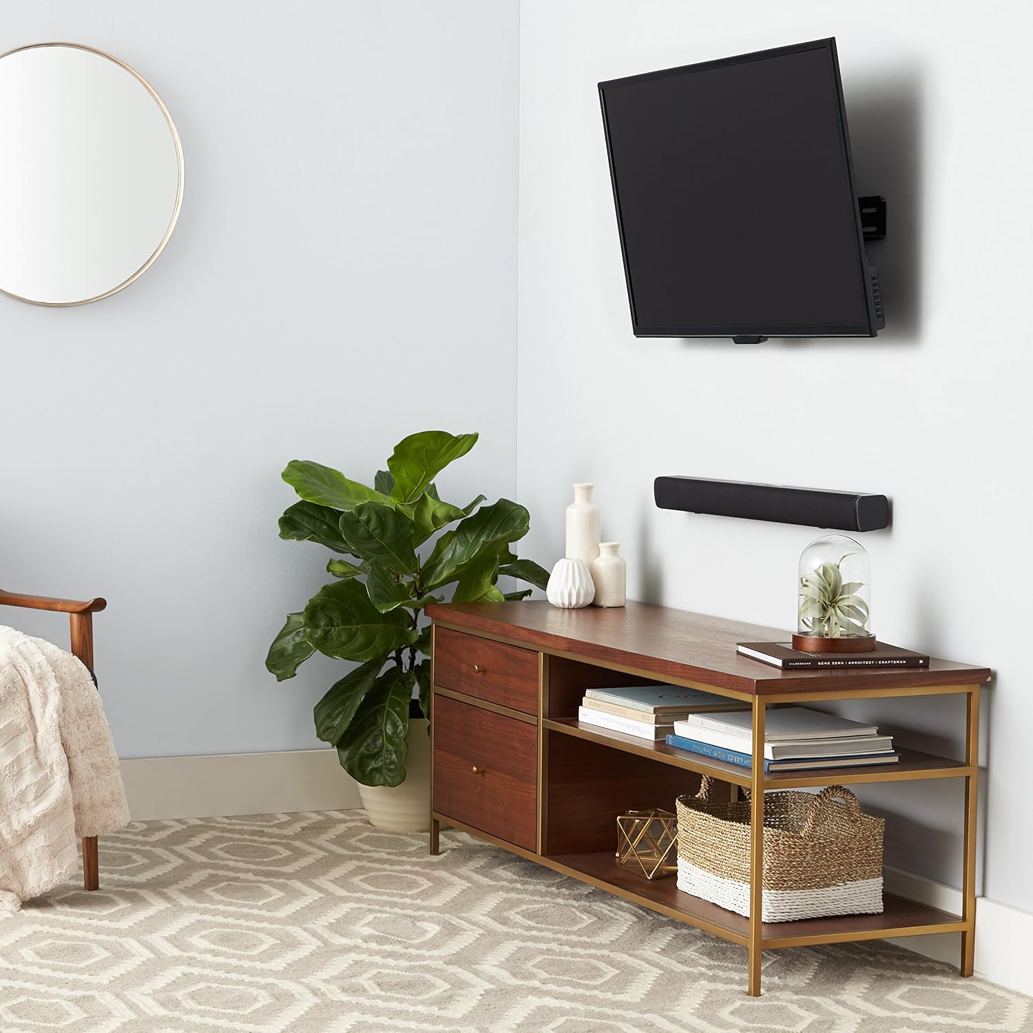 Detalle 1 de Amazonベーシック チルト式テレビ壁掛け金具 37〜80型対応・VESA 200×100〜600×400mm