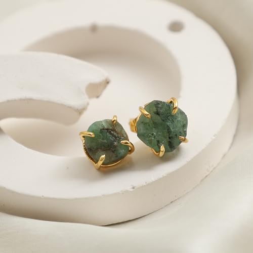 Detalle de Gempires Natural Raw Emerald Gemstone Stud Earrings – Handmade, Hypoallergenic Gold Plated Minimal Prongs