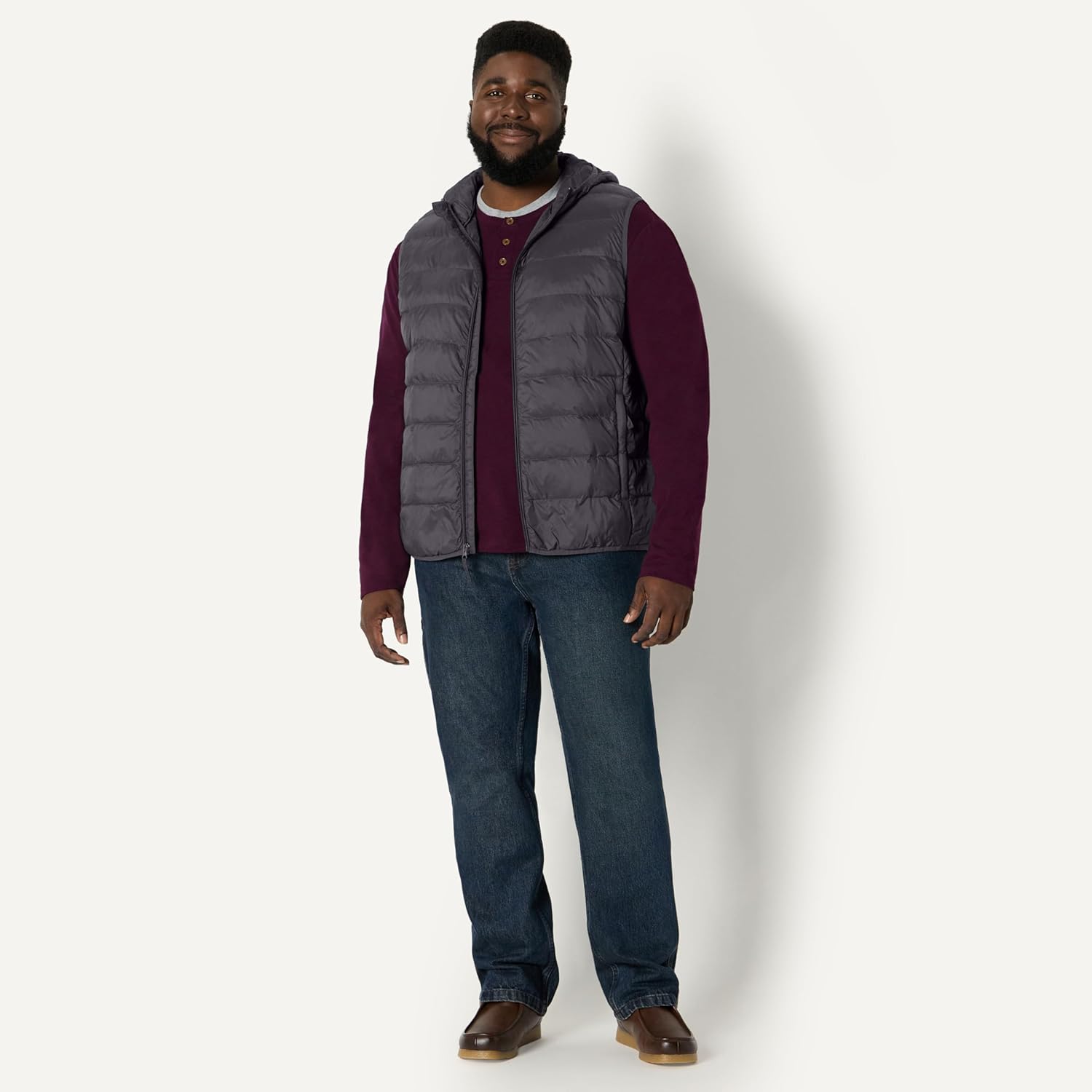 Thumbnail 6 de Amazon Essentials Herren leichte, wasserabweisende Relaxed-Fit-Steppweste mit Kapuze