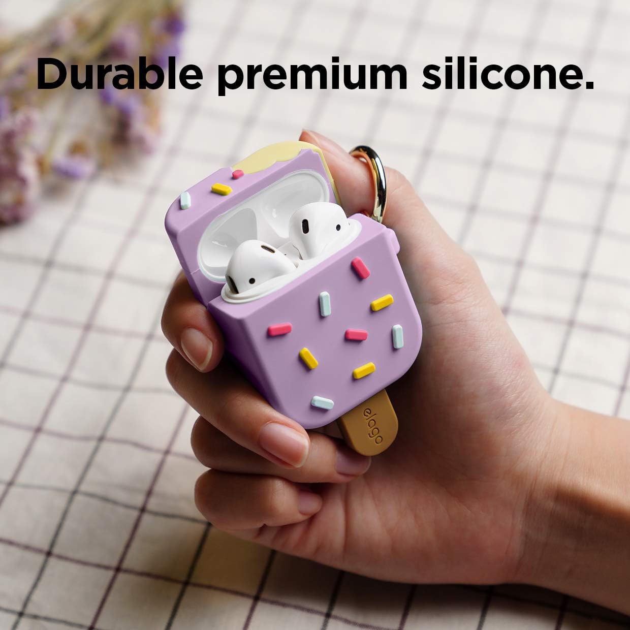 Detalle de elago Étui Glace avec mousqueton pour Apple AirPods – coque en silicone 3D Myrtille