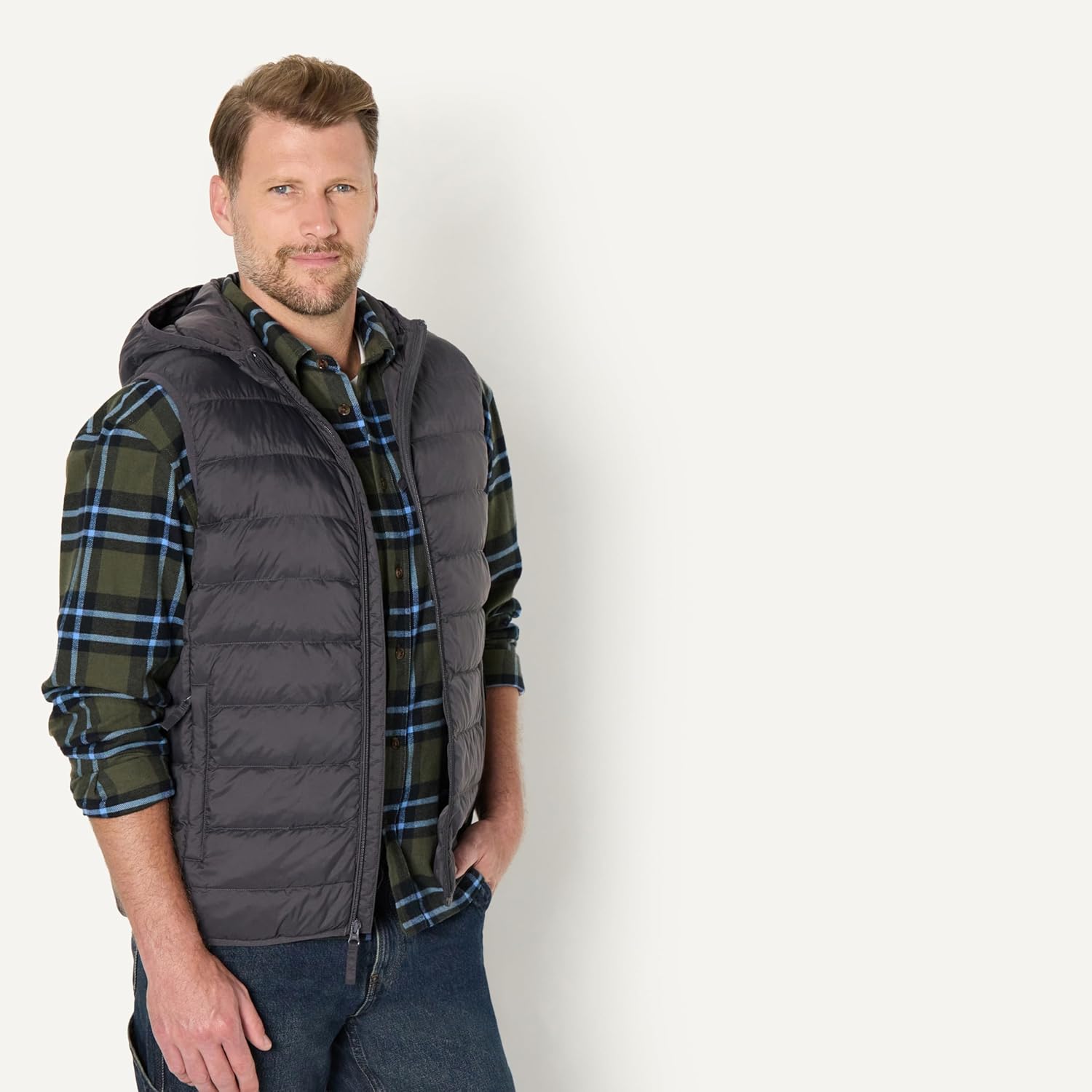Thumbnail 1 de Amazon Essentials Herren leichte, wasserabweisende Relaxed-Fit-Steppweste mit Kapuze