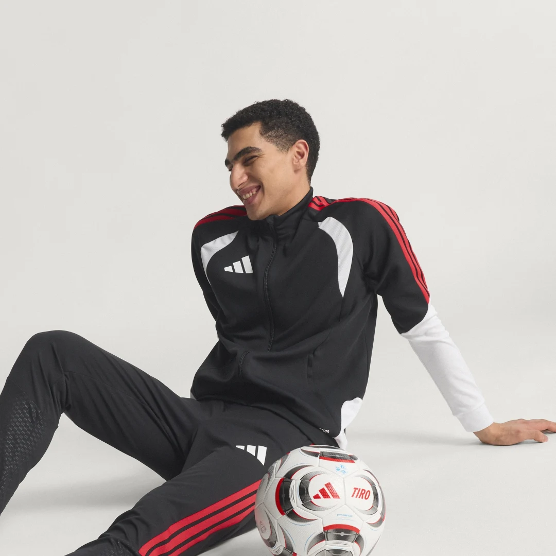 Detalle de Chaqueta de entrenamiento Tiro 26 Competition de Adidas – negro