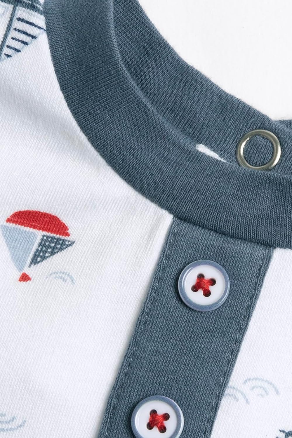 Detalle de Tutina neonato Chicco in cotone leggero con apertura schiena ed entrogamba – per primavera e autunno