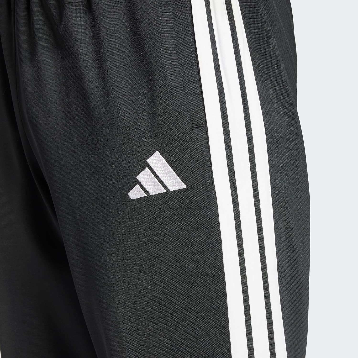 Detalle de adidas Basic męski dres trykotowy z 3 paskami i regulowaną talią