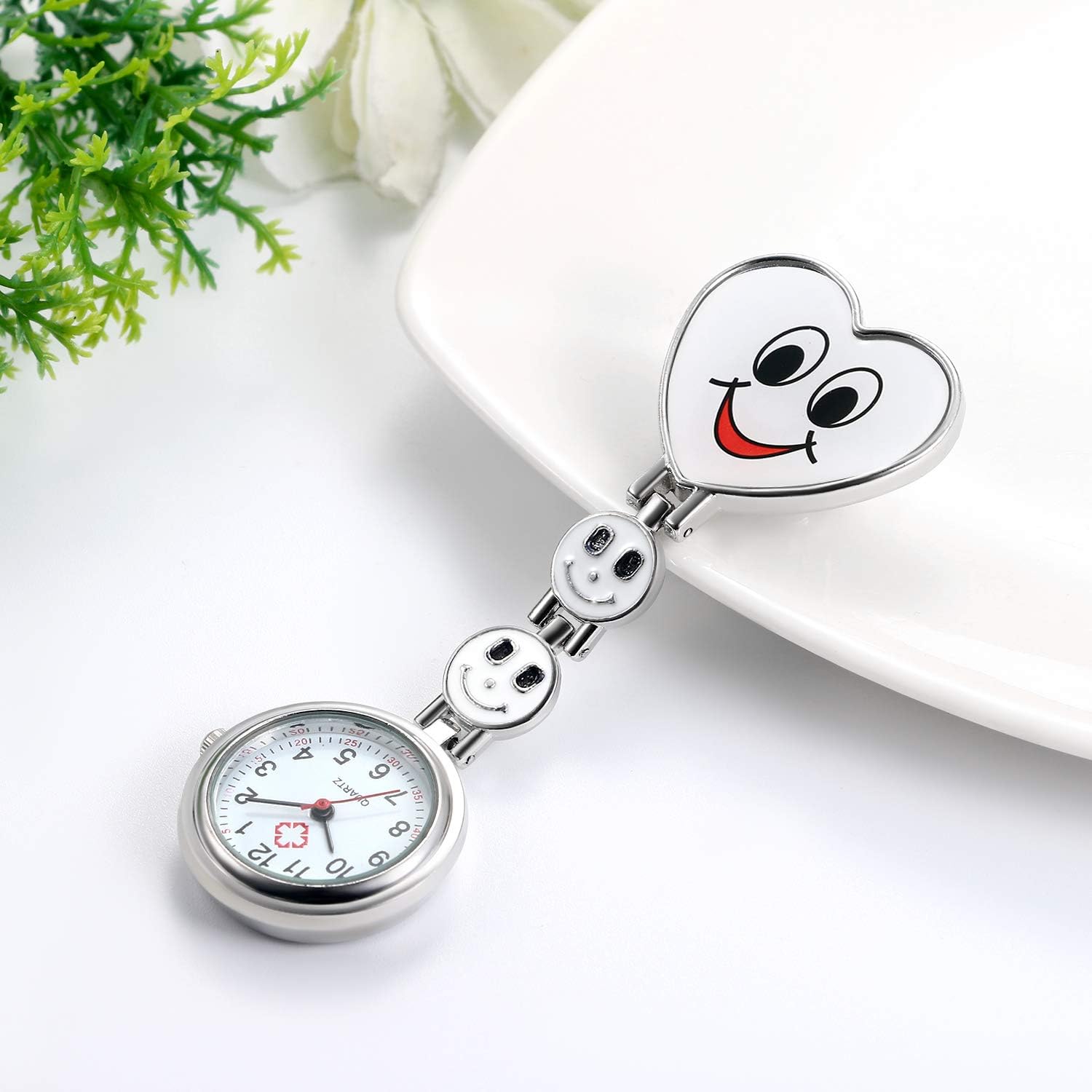 Detalle 2 de Avaner Krankenschwesteruhr mit herzförmigem Smile-Design – Quarzclip-Uhr für Kittel, unisex