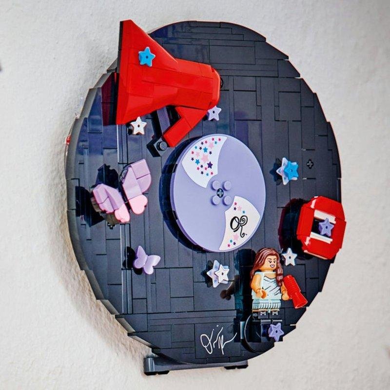 Detalle de LEGO Editions Music Olivia Rodrigo's Vinyl 43028: colección y juego en una pieza de exposición