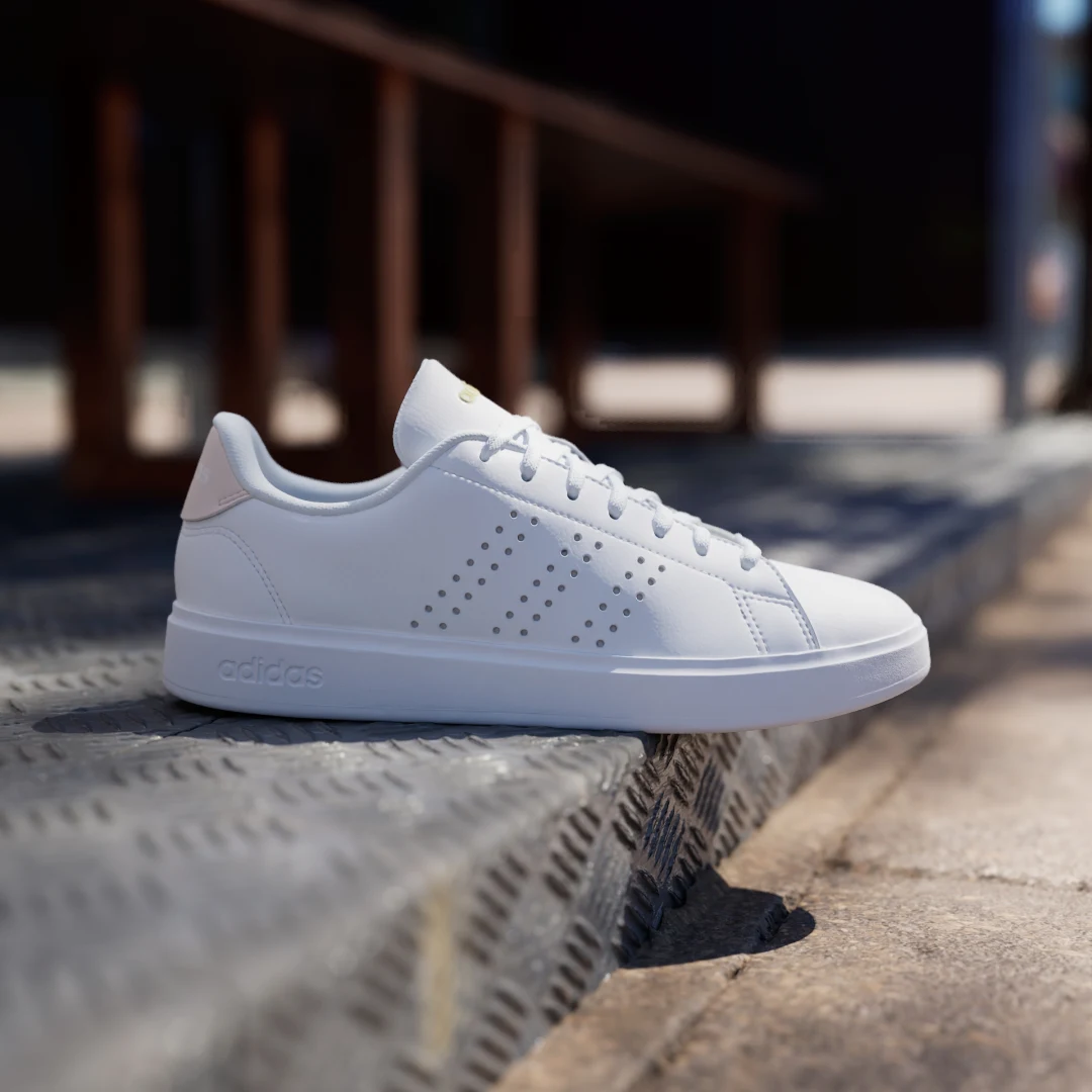 Detalle 2 de Zapatilla Advantage 2.0 de Adidas: comodidad diaria con estilo limpio en blanco