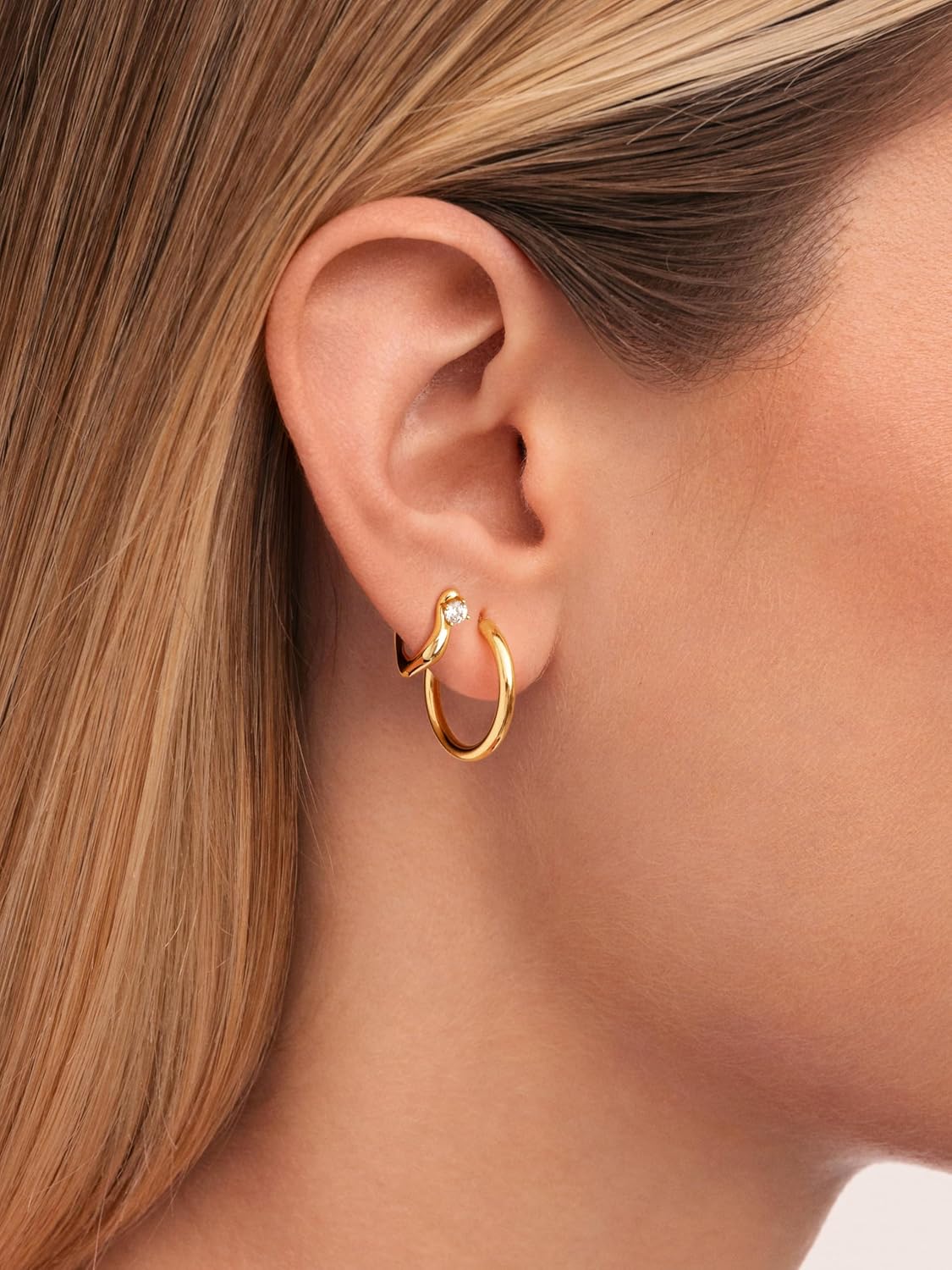 Detalle 2 de SINGULARU Boucle d’Oreille Unique Pearl et Spark – plaqué or 18 Kt et perle de culture